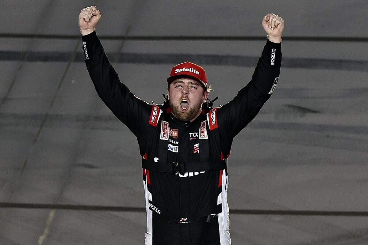NASCAR Truck: Honeycutt vence em Phoenix e amplia liderança