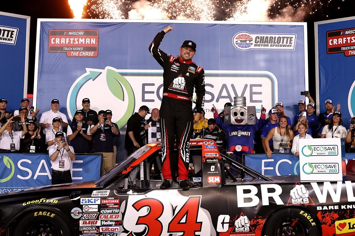 NASCAR Truck: Riggs vence em Charlotte após batalha dramática e encosta na liderança