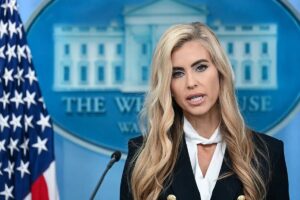 Nova secretária de imprensa de Trump diz que China não tem banheiros adequados