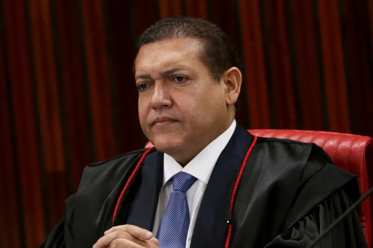 Nunes Marques manda suspender canal de WhatsApp pró-Lula