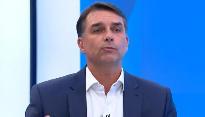 “O maior ajuste fiscal que o Brasil pode fazer é tirar o Lula”, diz Flávio Bolsonaro