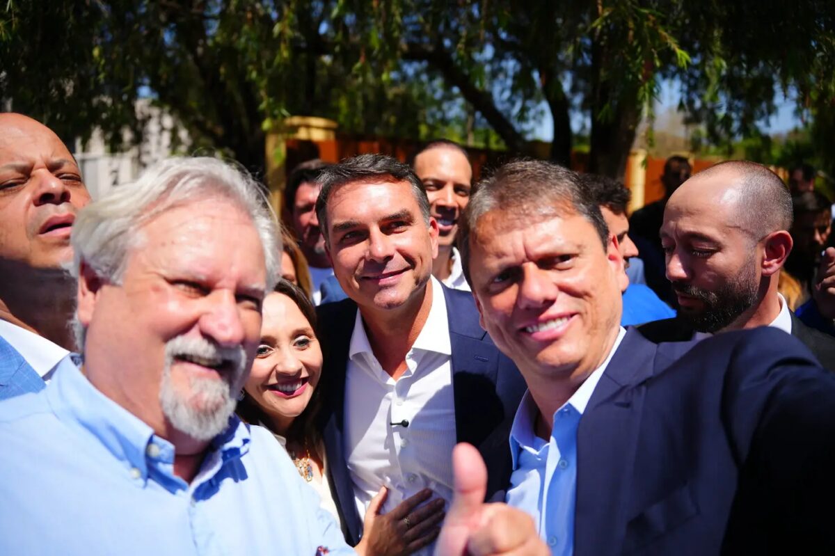 O peso político de Tarcísio na campanha de Flávio contra Lula