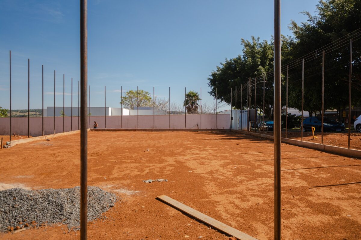 Obras da Praça Recreativa do Parque dos Pirineus começam etapa de instalação da estrutura do alambrado