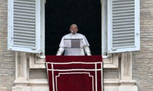 Papa retira parte do pulmão e tem câncer confirmado, diz Vaticano
