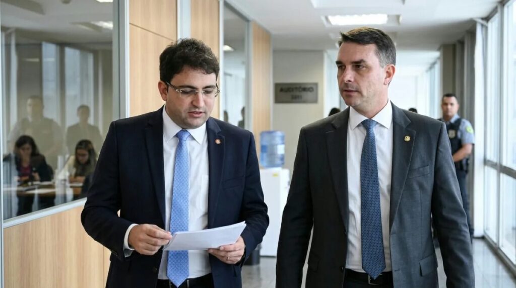 PF encontra sala secreta em hangar de amigo de Flávio Bolsonaro e aponta pagamento para apagar notícias