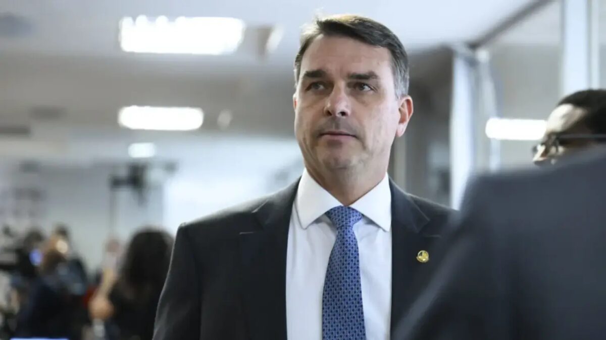 PGR é favorável a Flávio visitar Bolsonaro em prisão domiciliar
