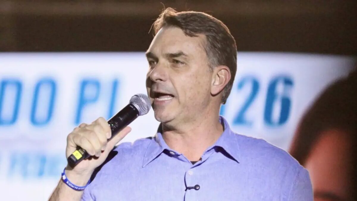 Podemos adere a Flávio Bolsonaro e amplia base para 2º turno