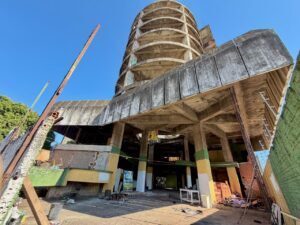 Prédio abandonado há 30 anos terá obra retomada na Avenida Araguaia, em Goiânia