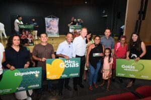 Prefeito Vilela acompanha reentrega de 615 cartões de programas sociais do Governo de Goiás