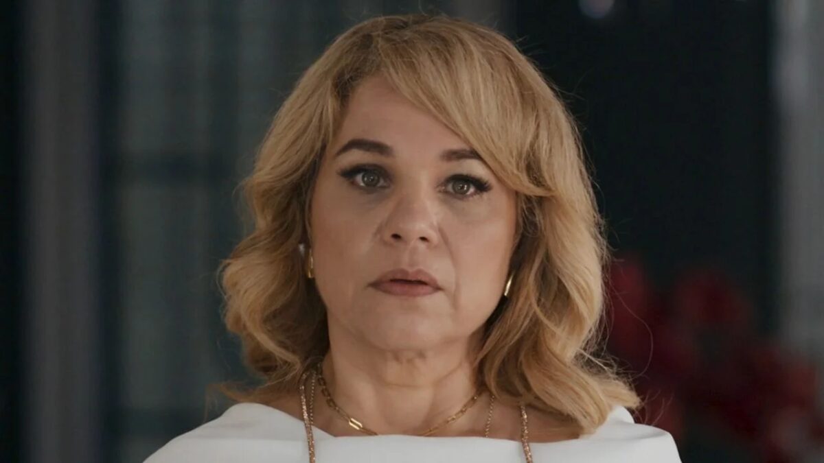 Quem Ama Cuida hoje, resumo de sexta-feira (9 de outubro): Com risco de ver a herança de Arthur escorrer pelo ralo, Pilar escolhe alvo para atingir Adriana