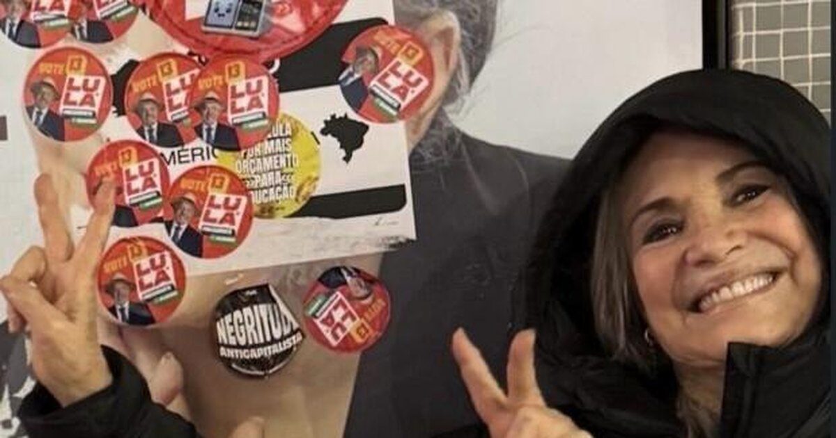 Regina Duarte reage a adesivos do PT em cartaz de peça e faz gesto de apoio ao PL