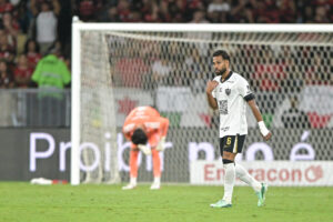 Renan Lodi admite que fez pênalti contra o Flamengo: "Assumo meu erro" | Portal Band