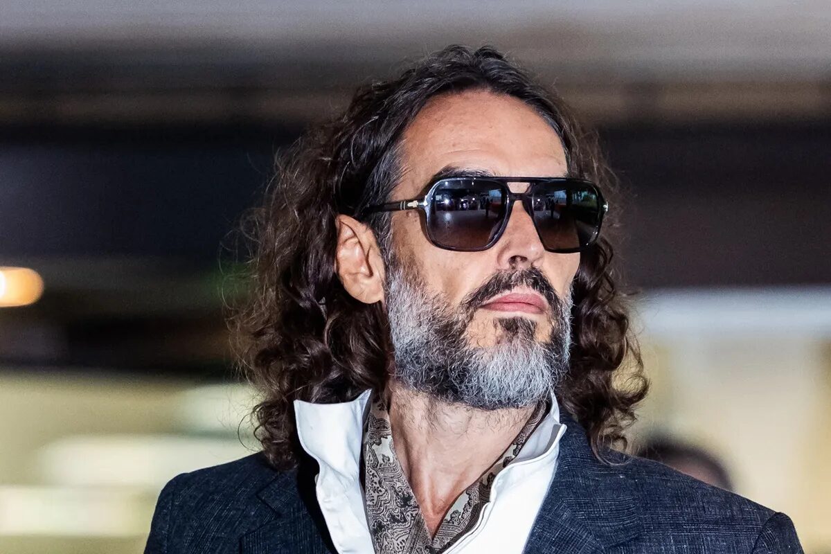 Russell Brand comparece ao início de seu julgamento por estupro no Reino Unido