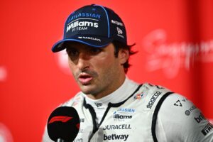Sainz "não está convencido" que F1 poderá correr no Oriente Médio