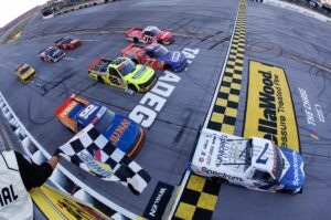 Sammy Smith conquista primeira vitória na NASCAR Truck em um final emocionante de Talladega