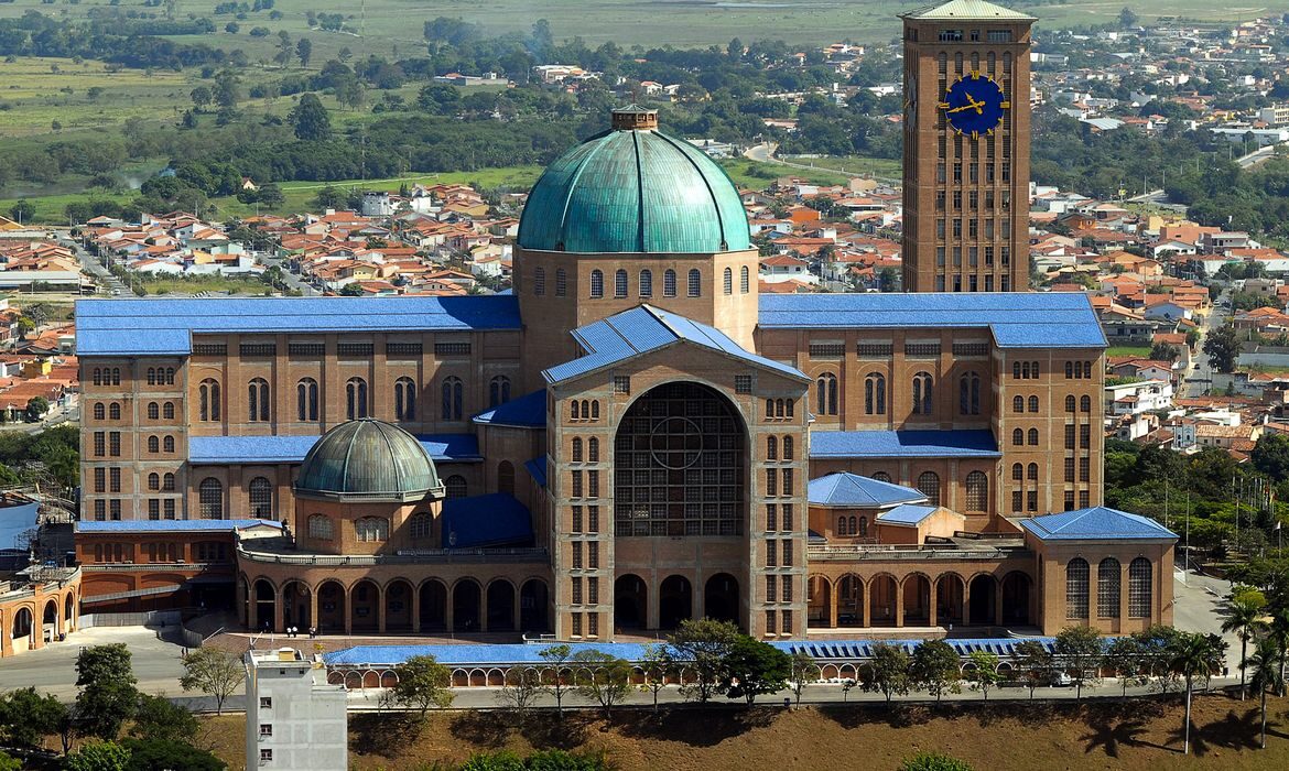 Santuário de Aparecida terá missas, consagração e procissão no feriado