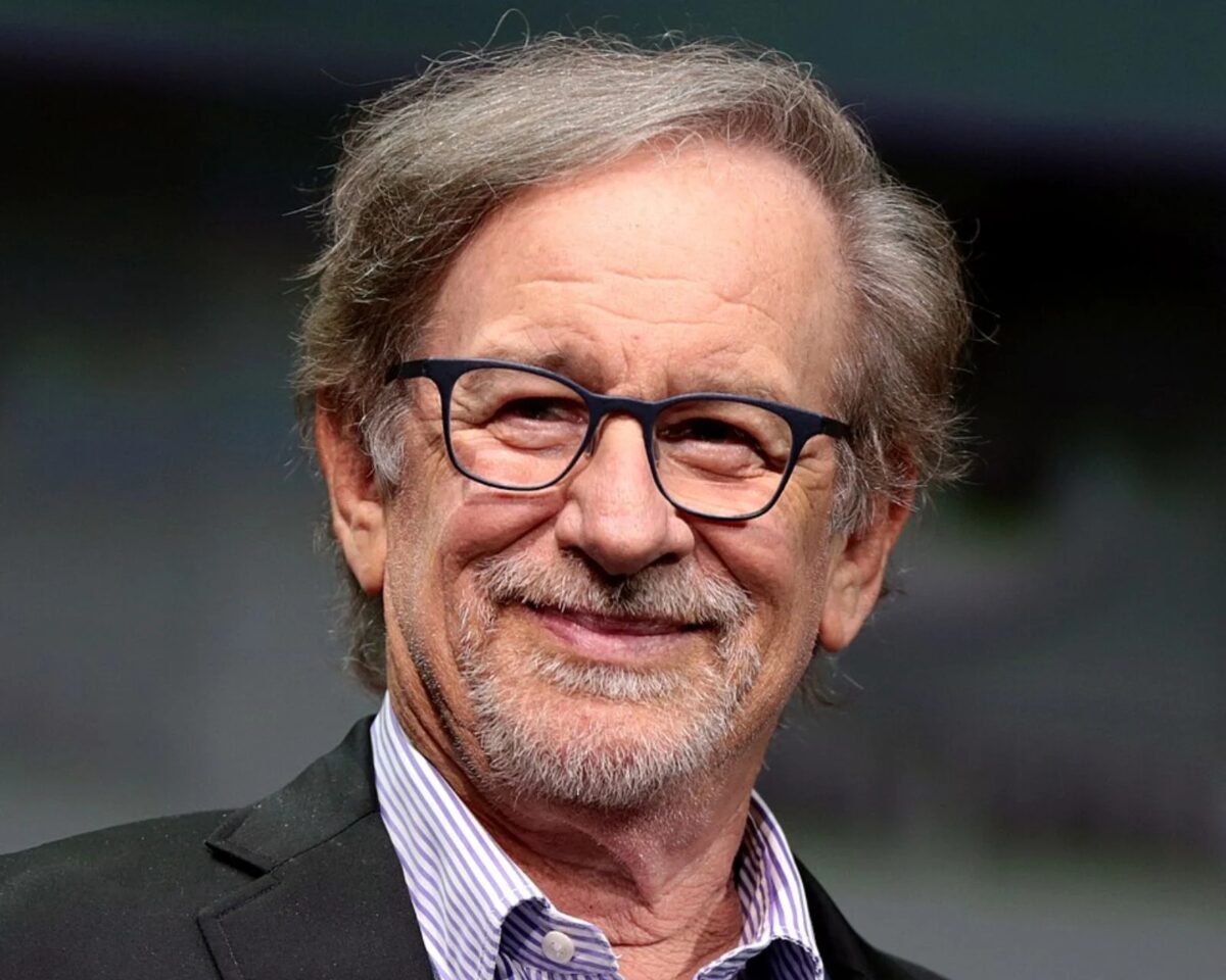 Steven Spielberg não quer perder a oportunidade de produzir seu próprio Backrooms e fará adaptação cinematográfica de The Mandela Catalogue