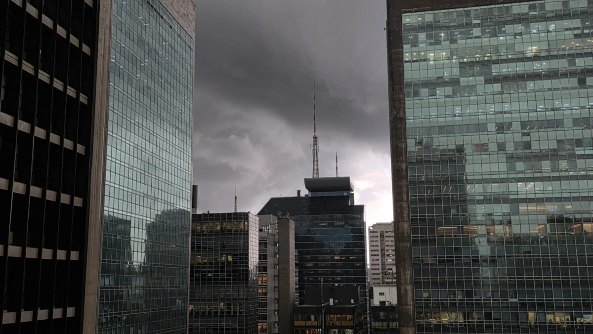 Temporal atinge São Paulo e Defesa Civil emite alerta severo