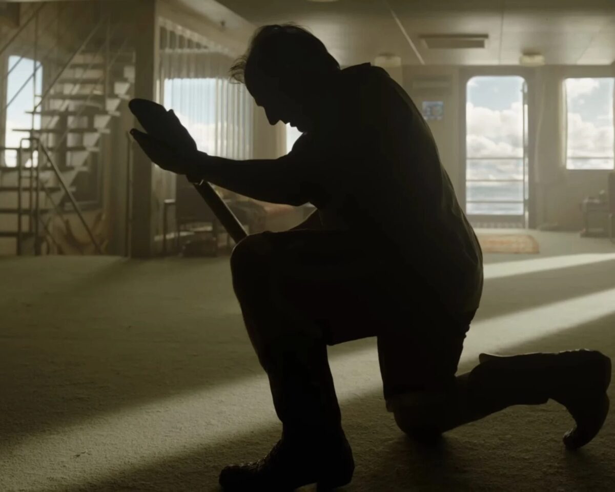 Tom Cruise troca cenas de ação eletrizantes por próteses e maquiagem no novo trailer de Digger, filme de Alejandro G. Iñárritu
