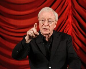 "Um fanfarrão pomposo, mestre da irrelevância": Esta estrela de Harry Potter odiava Michael Caine com todas as suas forças