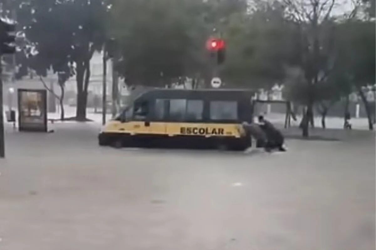 VÍDEO: Crianças são resgatadas de van escolar durante temporal em SP