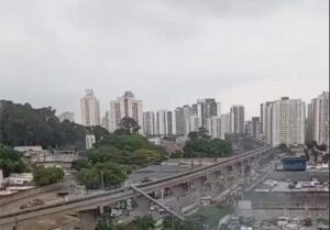 Vídeo: Trem do monotrilho bate em guindaste que invadiu trilhos da Linha 15-Prata em São Paulo